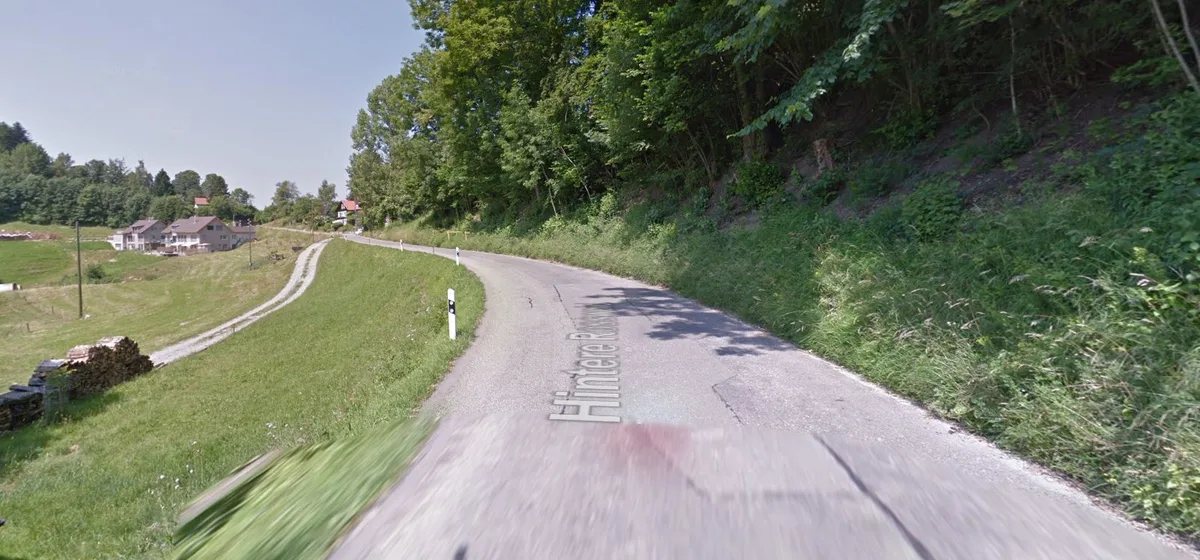 Strasse und Hang in Sternenberg.